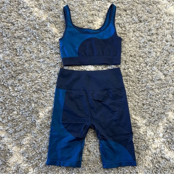 Fabletics Sunny Reversible Top & Seamless High-Waisted Block Short in Blue sz S - Picture 7 of 7